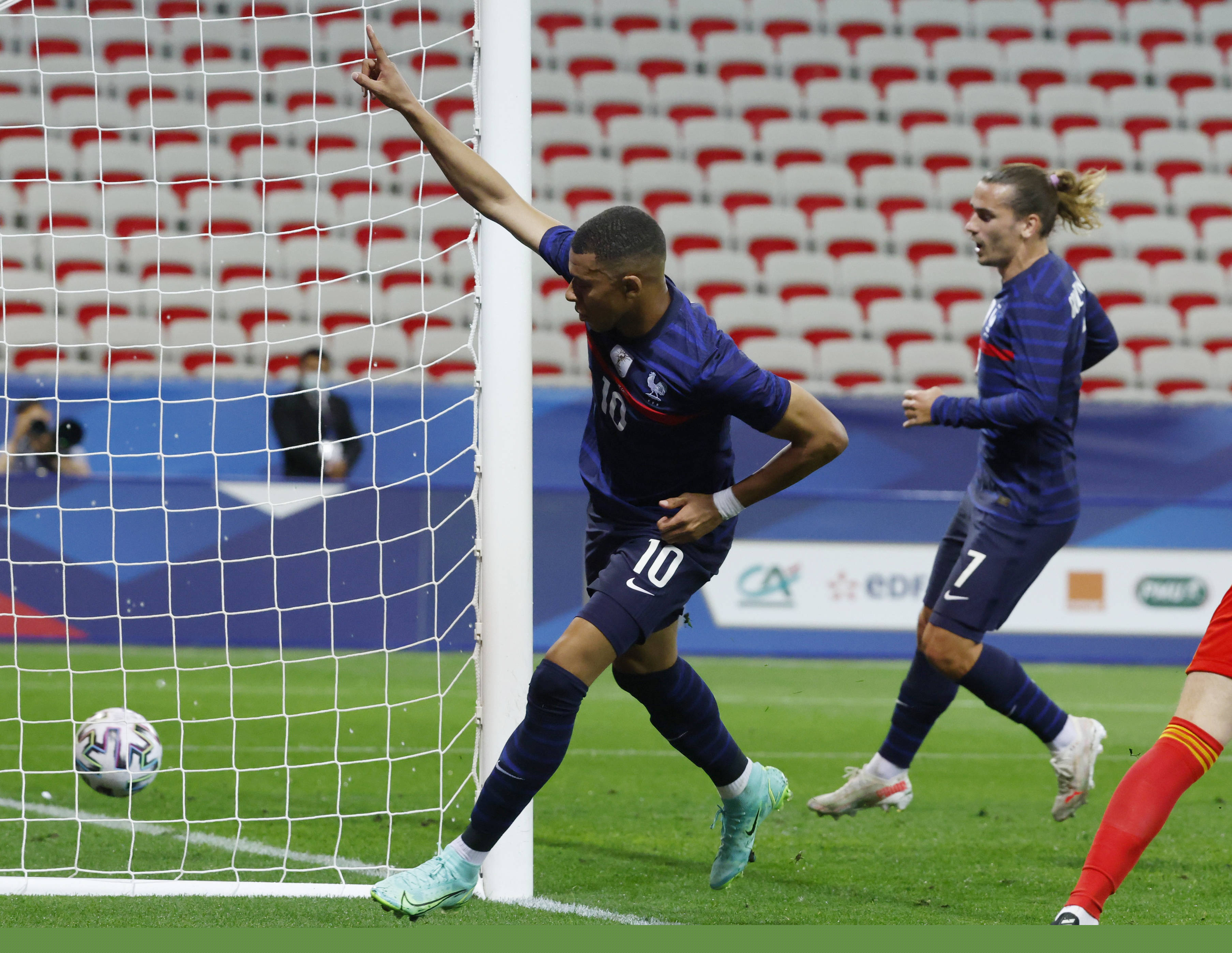 永远的黑豹，葡萄牙队正式发布致敬传奇尤西比奥的特别款球衣