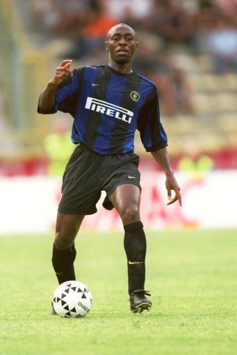 篮板球被他一个人统治了