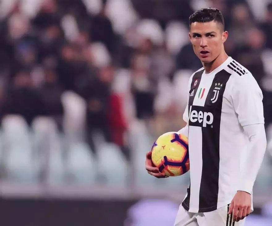 梅西的冠军总数比同期世界上任何俱乐部的冠军总数都要更多！