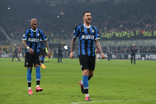 致敬CP3！快船主场球迷之墙摆满了保罗“空接之城”时期的球衣