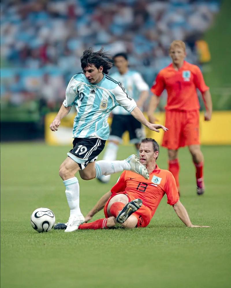 皇马近期面临高压，阿隆索执教遇阻，潜在替代者包括瓜迪奥拉、齐达内及阿韦罗亚，比赛关键影响其未来。